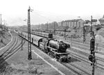 23 044 fährt mit P 1850 nach Saarbrücken Hbf aus dem Bahnhof Saarbrücken-Burbach. (07.08.1965) <i>Foto: Jörg Schulze</i>