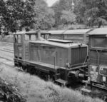 Lok 52 der Merzig-Büschfelder Eisenbahn, die das Saartal bei Merzig mit der Staatsbahnstrecke Saarbrücken–Lebach–Nonnweiler am Südwestrand des Hunsrücks verband. Eröffnet wurde die 22 km lange Strecke am 6. Juli 1903 unter der Firma Kleinbahn Merzig-Büschfeld GmbH, die am 27. September 1901 gegründet worden war. 1942 wurde der Name in Merzig-Büschfelder Eisenbahn GmbH geändert. Die Anteile der GmbH verteilten sich zu je einem Drittel auf den preußischen Staat, den Provinzialverband der Rheinprovinz und den Kreis Merzig; 1961 waren die Inhaber die Bundesrepublik Deutschland, der Landschaftsverband Rheinland und der Landkreis Merzig-Wadern. Bald darauf wurde das Saarland einziger Gesellschafter der GmbH. Ende der 1950er Jahre begann die schrittweise Stilllegung. Ab 1. November 1959 fuhren die Triebwagen nur noch bis Losheim, ab 26. Mai 1962 ruhte auf der ganzen Strecke der Personenverkehr. Der Güterverkehr zwischen Nunkirchen und Büschfeld kam bereits am 1. April 1960 zum Erliegen, hielt sich aber auf dem verbliebenen Abschnitt noch bis zum Jahresende 1987. Dann erlosch die Konzession für den Schienenverkehr. Seit 1982 führt der Museums-Eisenbahn-Club Losheim (MECL) Fahrten auf der verbliebenen Strecke der MBE zwischen Merzig und Losheim durch. (07.06.1965) <i>Foto: Jörg Schulze</i>