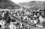Blick vom Morschachtunnel auf SBB Ae 6/6 11428, die mit einem Schnellzug aus Arth-Goldau soeben den Bahnhof Brunnen am Vierwaldstättersee verlassen hat. (16.06.1961) <i>Foto: Carl Bellingrodt</i>