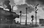 42 1900 fährt durch den Bahnhof Kapellen-Stolzenfels südlich von Koblenz. Die 1944 bei WLF gebaute Lok wurde 1954 ausgemustert. Die dramatische Wolkenbildung hat Carl Bellingrodt nachträglich in das Bild kopiert, um die Szene aufzupeppen. (23.07.1949) <i>Foto: Carl Bellingrodt</i>
