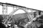 Eine P 8 überquert in 107 m Höhe die Müngstener Brücke über die Wupper zwischen Solingen und Remscheid, damals die höchste Eisenbahnbrücke Deutschlands. Die Mittelöffnung hat eine Stützweite von 170 Metern, die Gesamtlänge der Brücke beträgt 465 Meter. Zwischen 1894 und 1897 wurden Stahlprofile mit einem Gesamtgewicht von 5.000 Tonnen verbaut und 950.000 Niete eingeschlagen.  (1930) <i>Foto: RVM</i>