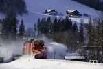 Das Allgäu ist nicht nur ein Dieselparadies, sondern im Winter auch ein Schneeparadies, das fallweise den Einsatz eines Schneepfluges erfordert, so wie hier mit 218 549 kurz vor Oberstdorf. (06.02.2012) <i>Foto: Joachim Schmidt</i>