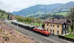 ÖBB 1020.37 der Österreichischen Gesellschaft für Eisenbahngeschichte (ÖGEG) mit einem Fotozug von Saalfelden nach St. Johann im Bhanhof Leogang. (24.04.2016) <i>Foto: Joachim Schmidt</i>