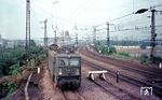 Die Leipziger 211 027 mit einem Doppelstockzug kurz vor Dresden-Neustadt. Die Lok wurde nach einem Auffahrunfall in Leipzig-Engelsdorf am 19.11.1974 z-gestellt und wurde am 07.03.1977 ausgemustert.  (17.08.1971) <i>Foto: Joachim Claus</i>