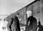 Ein Eisenbahner und bewaffneter Transportbegleiter im Bahnhof Minsk. (1942) <i>Foto: RVM (Bandelow)</i>