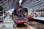 Letzte Vorbereitungen vor der Abfahrt des D 270 "Meridian" in Berlin Ostbahnhof. Seinen Namen hatte der Zug von dem fast auf dem Meridian verlaufenden Zuglauf von Belgrad nach Malmö erhalten. (07.1979) <i>Foto: Dr. Uwe Knoblauch</i>