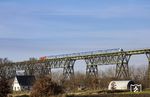 Eine 245 schiebt den RE 11023 von Westerland/Sylt nach Hamburg-Altona über die Hochdonner Brücke, die nahe Burg (Dithm) den Nord-Ostsee-Kanal überquert. (15.01.2022) <i>Foto: Thorsten Eichhorn</i>