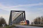 Rund 20 km nördlich der Hochdonner Brücke überquert die Bahnstrecke Heide (Holst) - Neumünster den Nord-Ostsee-Kanal. Über die Grünentaler Hochbrücke fährt RB 11927 nach Itzehoe. (15.01.2022) <i>Foto: Thorsten Eichhorn</i>