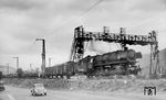 44 654 mit einem Güterzug in der Westausfahrt des Bahnhofs Gemünden/Main auf dem Streckengleis nach Jossa. (15.09.1959) <i>Foto: Carl Bellingrodt</i>