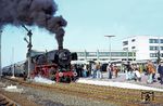 Am 16.10.1977 endete der planmäßige Einsatz von Dampflokomotiven auf der Emslandstrecke, der von zahlreichen Abschiedsfahrten begleitet war. Das Dampfende war eigentlich zum Ende des Sommerfahrplans am 24. September 1977 vorgesehen. Da sich die Elektrifizierung der Emslandstrecke verzögerte und zu wenig Diesellokomotiven für die gefahrenen Züge vorhanden waren, blieben die ölgefeuerten Dampflokomotiven der Bahnbetriebswerke Emden und Rheine noch 4 Wochen länger in Betrieb. Zum Ende des Sommerfahrplans 1977 verlässt hier ein Sonderzug mit 043 326 den Emdener Hauptbahnhof. (24.09.1977) <i>Foto: Hans-Dieter Jahr</i>