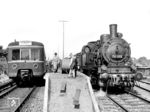 Im Bahnhof Sülldorf trifft ET 171 013 auf 74 1213. Der Bahnhof liegt an der erweiterten Strecke der Altona-Blankeneser Eisenbahn nach Wedel, die wie der Bahnhof selbst 1883 eröffnet wurde. Nach dem Zweiten Weltkrieg wurde die Strecke für die Gleichstrom-S-Bahn elektrifiziert. Am 14. Mai 1950 wurde die elektrische S-Bahn bis Sülldorf aufgenommen. Am 22. Mai 1954 erfolgte dann die Eröffnung der Gleichstrom-S-Bahn über Sülldorf hinaus nach Wedel. (12.04.1951) <i>Foto: Walter Hollnagel</i>