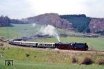 41 360 mit Sonderzug Dz 25105 nach Koblenz auf der Eifelquerbahn bei Hohenfels. (30.04.1989) <i>Foto: Wolfgang Bügel</i>