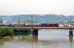41 360 fährt über die Moselbrücke nach Koblenz Hauptbahnhof ein. (30.04.1989) <i>Foto: Wolfgang Bügel</i>