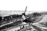Aufräumarbeiten an einem Güterzug, der in km 63,1 auf der Marschbahn bei Itzehoe Alsen nach einem Achsenbruch entgleiste. (24.03.1954) <i>Foto: Walter Hollnagel</i>