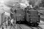 Im Bw Lübeck kamen sich 01 1084 vom Bw Bebra und die Lübecker 41 259 in die Quere. Bebraer 01.10 kamen im Sommer 1957 planmäßig mit dem D 381 "München-Express" (München - Kopenhagen) nach Lübeck. (1957) <i>Foto: Reinhard Griesebach</i>