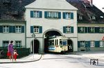 Tw 121 (Typ GT4, Waggonfabrik Rastatt, Baujahr 1968) an der Hausdurchfahrt am Klosterplatz in Freiburg-Günterstal. (08.06.1971) <i>Foto: J.C. de Jongh</i>