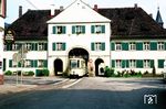 Tw 121 an der Hausdurchfahrt am Klosterplatz in Freiburg-Günterstal. Sowohl die Hausdurchfahrt wie auch das traditionsreiche Gasthaus von 1900 "Kühler Krug" sind heute noch vorhanden. (08.06.1971) <i>Foto: J.C. de Jongh</i>