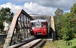 Schönstes Motiv des hinteren (stillegungsgefährdeten) Streckenteils ist die genietete Fachwerkbrücke über die junge Flöha in Olbernhau-Grünthal, in deren Mitte die Grenze zu Böhmen liegt.  (20.08.2017) <i>Foto: Ralf Opalka</i>