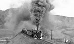 Die Bilderserie des Umleitergüterzuges bei Milbitz verdeutlicht, dass die mächtige Dampfwolke der 44 0221 nicht von ungefähr kam, der Zug war hier fast stehend k.o. (04.1977) <i>Foto: Burkhard Wollny</i>