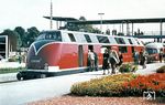 Am 20. Mai 1953 war V 200 001 von Krauss-Maffei an die DB übergeben worden. Am 21. Mai folgte dann die erste Probefahrt von München-Allach nach Ingolstadt und zurück. Auf der Verkehrsausstellung in München (Foto) wurde die Lok erstmals der breiten Öffentlichkeit vorgestellt. Sogar das Bundespostministerium war an der neuen Lok zur Beförderung von Schnellpostzügen über Nacht interessiert. Von den fünf bestellten Vorausloks der Baureihe V 200 wurden drei Lokomotiven 1952 durch einen Kredit des Bundespostministeriums finanziert. (16.07.1953) <i>Foto: Carl Bellingrodt</i>