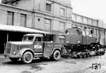Transport einer nagelneuen Werklok, aufgenommen in der Lokfabrik Arnold Jung in Jungenthal bei Kirchen an der Sieg. (1951) <i>Foto: Werkfoto</i>