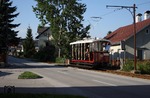 Der Sommertriebwagen 100 der Gmunder Straßenbahn (ex Pöstlingbergbahn IV, Grazer Waggonfabrik 1898) in Fahrtrichtung Hauptbahnhof, kurz nach der Haltestelle Rosenkranz. (27.07.2008) <i>Foto: Bernhard Jurasovits   </i>