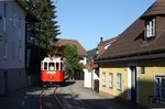 TW 5 der Gmunder Straßenbahn (Grazer Waggonfabrik 1911) in der Kuferzeile, nahe der Haltestelle Bezirkshauptmannschaft auf der Fahrt zum Hauptbahnhof. (24.08.2008) <i>Foto: Stefan Jurasovits   </i>