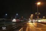 187 111 vor EZ 52069 nach Mannheim Rbf im Bahnhof Wörth. (01.02.2022) <i>Foto: Marvin Christ</i>