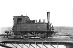 Lok 2d der Franzburger Südbahn (Vulcan Bj. 1894) auf der Drehscheibe im Bw Velgast. Die Lok erhielt ab 1949 die DR-Nummer 98 6001 und war bis zu ihrer Ausmusterung am 10.11.1958 beim RAW Blankenburg als Werklok eingesetzt. (1930) <i>Foto: DLA Darmstadt</i>