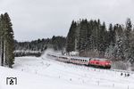 218 415 staubt mit IC 2085 (Hamburg-Altona - Oberstdorf) durch den frisch gefallenen Schnee bei Günzach. (07.02.2022) <i>Foto: Joachim Bügel</i>