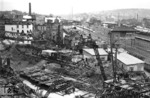 Im März 1945 wurde die Schwebebahn bei einem Luftangriff auf Wuppertal-Oberbarmen schwer beschädigt. An der Haltstelle Wupperfeld fehlten mehrere Stützen, während die Anlagen des Bahnhofs Oberbarmen (im Hintergrund) relativ schadlos davonkamen. Der Betrieb der Schwebebahn konnte erst am 21. April 1946 auf diesem Abschnitt wieder aufgenommen werden. (12.1945) <i>Foto: Slg. Eisenbahnstiftung</i>