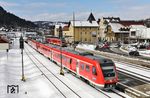 Nachdem 612 057 in Immenstadt den zweiten Zugteil aus Lindau-Reutin mit 612 018 aufgenommen hat, geht es als RE 7881 weiter nach München. Im Hintergrund steht 612 073 als RE 7880 nach Oberstdorf. (08.02.2022) <i>Foto: Joachim Bügel</i>
