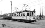 Tw 16 (Weyer/SSW, Baujahr 1925) mit Bw 57 auf der Linie D aus Düsseldorf in Duisburg. Auch auf der "D-Bahn" gab es einen Speisewagenbetrieb. Nach einem Test im Jahre 1936 wurde der reguläre Betrieb zu Pfingsten 1950 mit nach Kriegsschäden wiederhergestellten Fahrzeugen aufgenommen. Die Speisewagen waren an einer violetten, auf den Bildern dunklen Farbgebung unter dem Fensterband zu erkennen. (12.07.1958) <i>Foto: Aad van Ooy</i>