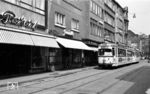 Tw 233 (Düwag/BBC, Baujahr 1957) mit Bw 264 auf der Linie 2 zum Hochfelder Bahnhof im Sonnenwall in Duisburg. Der 6achsige Wagen wurde 1966 in 1233 umgenummert. 1971 wurde er durch den Einbau eines Mittelteils zu einem achtachsigen Fahrzeug umgebaut. Obwohl es sich bei diesen Fahrzeugen um Einrichtungswagen handelte, hatten diese auch auf der linken Wagenseite je zwei Einstiege um bei Störungen oder Veranstaltungen (Karneval) auch behelfsmäßig als Zweirichtungsfahrzeuge eingesetzt werden zu können. Tw 1233 wurde 1983 verschrottet. (11.07.1958) <i>Foto: Aad van Ooy</i>