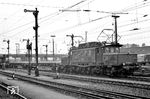 194 063 (AEG, Baujahr 1942) mit einem Güterzug in Nürnberg Rbf, der hinter der Lok zwei Wagen für Oberbaustoffe befördert. (13.07.1971) <i>Foto: Wolfgang Bügel</i>