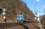CD 372 013 mit einem Güterzug nach Decin an der Netztrennstelle zwischen DB und CD im Elbtal bei Schöna. (12.02.2022) <i>Foto: Marvin Christ</i>