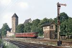 Ein VT 60 des Bw Heilbronn mit Beiwagen VS 145 387 verlässt den Bahnhof Neckarsulm. (1966) <i>Foto: Jörg Schulze</i>
