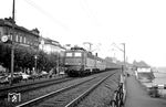 E 41 228 (Bw Frankfurt/M-1) mit einem Scharnow-Reisebürosonderzug in Rüdesheim am Rhein. Das 1953 gegründete Unternehmen „Scharnow-Reisen GmbH & KG“ entwickelte sich in den 1950er Jahren schnell zum zweitgrößten Reiseveranstalter in Deutschland. Schon 1956 kooperierte die Scharnow-Reisen mit TOUROPA der DB. (22.09.1963) <i>Foto: Helmut Röth</i>