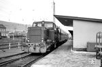 Neben der Vogelsberger Südbahn existierte auch noch die von der Gelnhäuser Kreisbahnen betriebene Bahnstrecke von Wächtersbach nach Bad Orb. Diese begann im DB-Bahnhof Wächtersbach an einem eigenen Bahnsteig. Dort wartet VL 12 mit P 220 nach Bad Orb. (05.10.1963) <i>Foto: Helmut Röth</i>