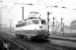 Die im März 1963 für den neuen "Rheingold" beim Bw Heidelberg in Dienst gestellte E 10 1269 im alten Hauptbahnhof von Ludwigshafen. (26.10.1963) <i>Foto: Helmut Röth</i>