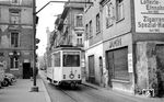 Tw 85 zwängt sich auf der Linie 1 nach Ingelheim an der Streckergasse durch Mainz-Hechtsheim. (27.10.1963) <i>Foto: Helmut Röth</i>