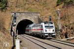 147 553 taucht mit IC 2320 nach Dortmund in den 698 m langen Rahrbacher Tunnel bei Welschen-Ennest ein. (28.02.2022) <i>Foto: Zeno Pillmann</i>