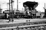 01 1098 vom Bw Kassel ergänzt ihre Kohlenvorräte im Bw Frankfurt/M-1. (04.07.1964) <i>Foto: Gerhard Röder</i>