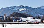 Das rot/weiß-blaue 218er-Pärchen 218 415 und 218 446 mit IC 2012 in Stein nahe Immenstadt. (12.02.2022) <i>Foto: Joachim Bügel</i>