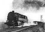 95 006 des Bw Suhl mit einem Güterzug bei Schweinfurt. Ihre Dienstzeit beschloss sie am 14.03.1957 beim Bw Aschaffenburg. (1937) <i>Foto: Hans Ott, Slg. Matthias Köhler</i>