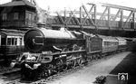 GWR 6000 "King George V." (Swindon-Works, Baujahr 1927) mit einem Schnellzug bei der Ausfahrt aus dem Londener Bahnhof Paddington. Die Baukosten der Lok betrugen damals 6.383,00 £, was einem heutigen Preis von rund 400.000 £ entsprechen würde. Sie wurde am 12.04.1962 ausgemustert. (1927) <i>Foto: unbekannt</i>