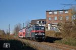 143 326 mit Ersatzzug RB 31979 (Gelsenkirchen Hbf - Bochum Hbf) in den Hinterhöfen von Bochum West. (07.03.2022) <i>Foto: Marcus Henschel</i>