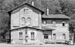 Das Empfangsgebäude von Klosterbuch zwischen Großbothen und Döbeln. 1965 wurde der Ort nach Leisnig eingemeindet. Der Bahnhof wurde mittlerweile aufgelassen. (1982) <i>Foto: Karsten Risch</i>