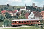 Ein VT 60 auf der schwäbischen Donautalbahn in Rechtenstein (Württ). Auf dem 550 m hohen Bergrücken über der Donau liegt die gleichnamige Burg aus dem 12. Jahrhundert.  (1957) <i>Foto: Carl Bellingrodt</i>