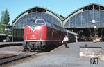 221 129 (Bw Lübeck) mit dem D 230 "Skandinavien-Holland-Express" ( Kobenhavn - Hamburg - Hoek van Holland) in Lübeck Hbf. (08.1974) <i>Foto: Jochen Lawrenz</i>